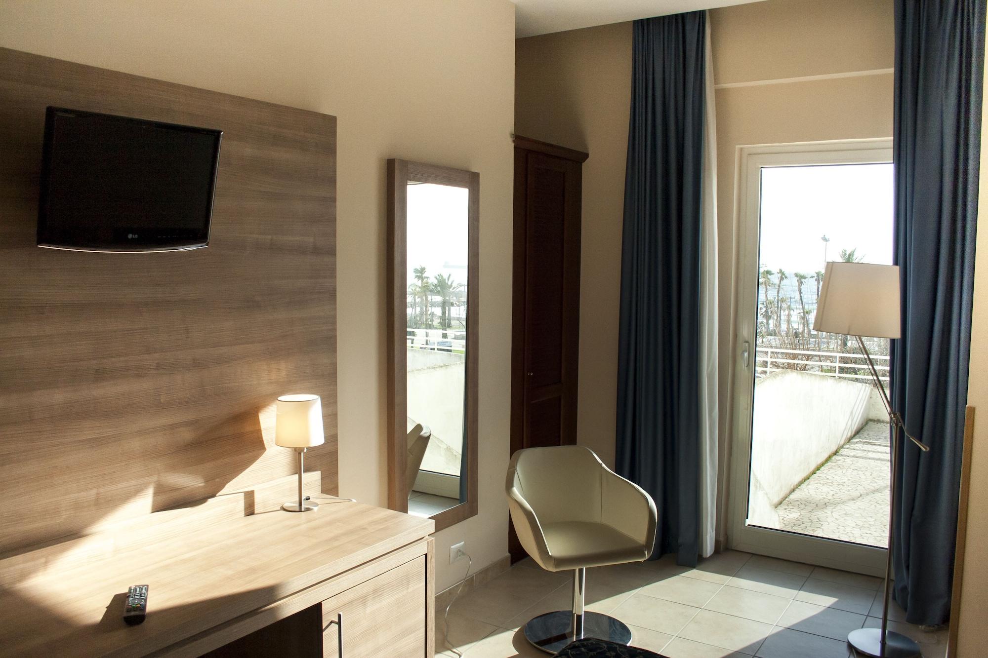 Hotel Mediterraneo 치비타베키아 외부 사진